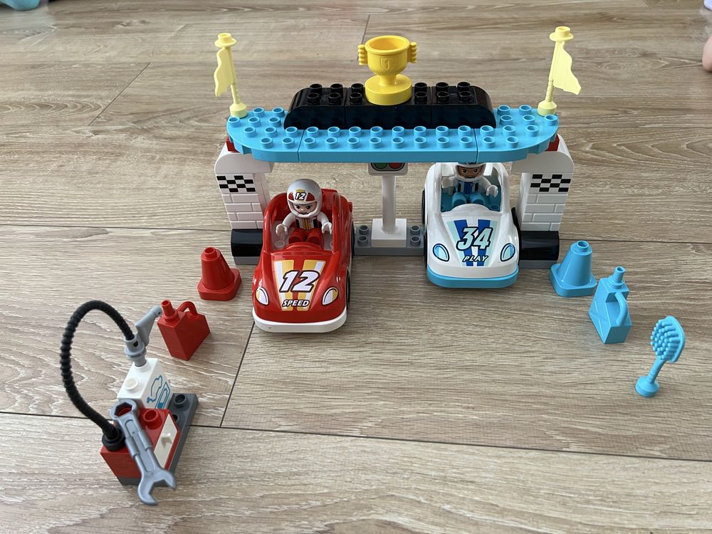 Lego Duplo nr 10947 „Samochody wyścigowe”