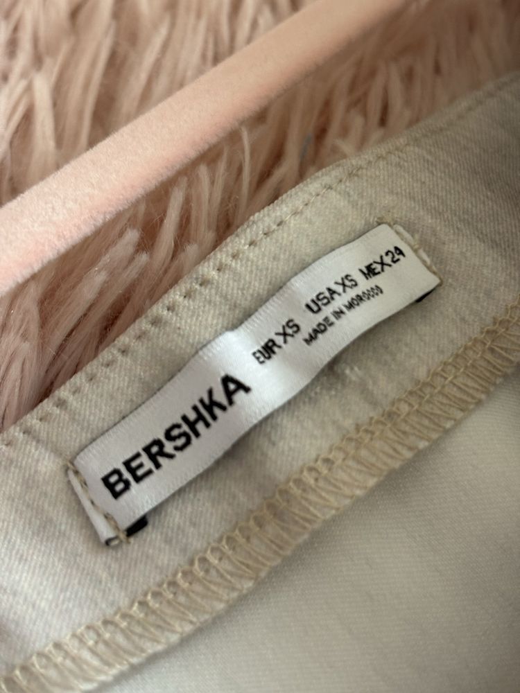 Молочна сукня bershka