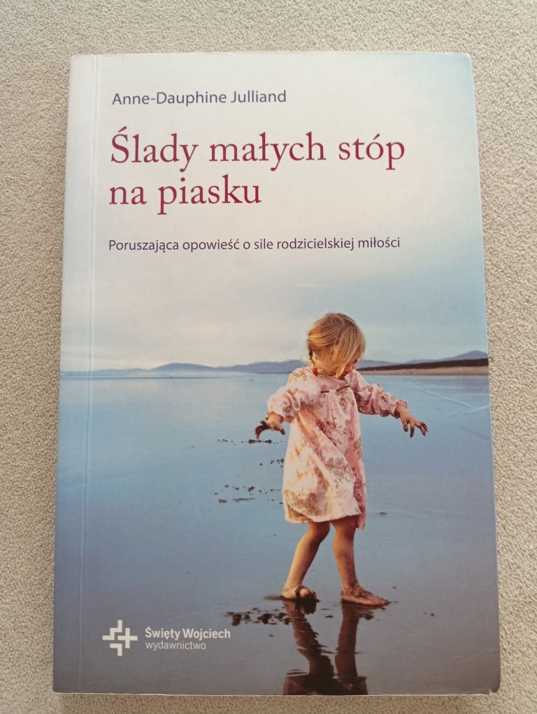 Ślady małych stóp na piasku