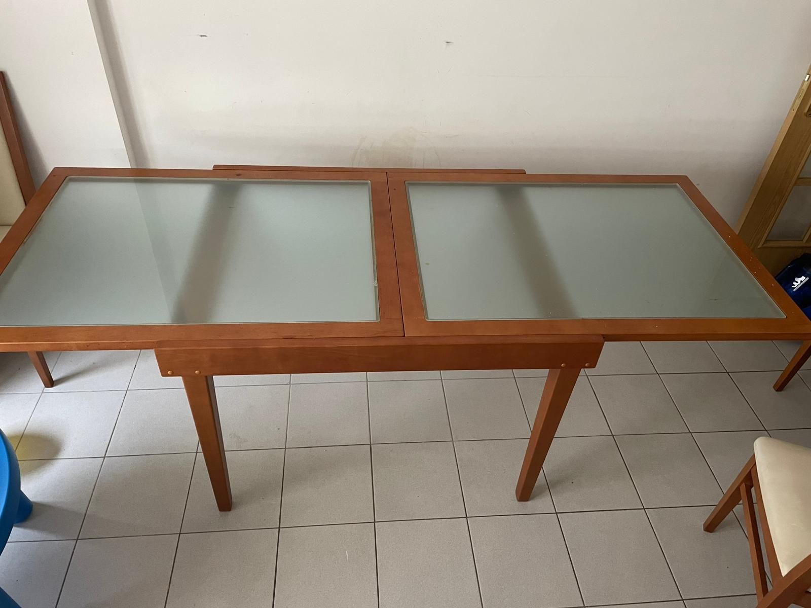 Mesa extensível com quatro cadeiras