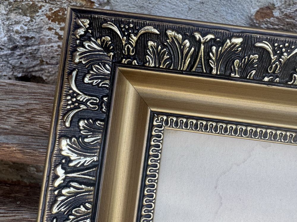 Moldura trabalhada com vidro 58/48 cm