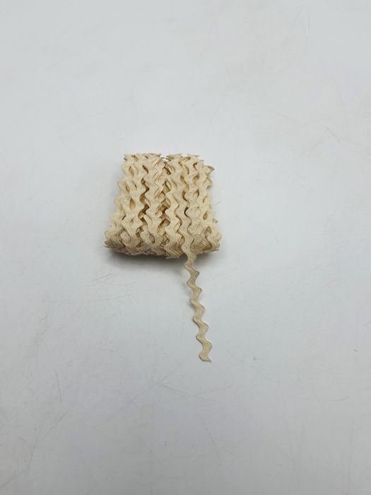 Tasiemka ecru zygzak kupon 5 m.x 4 mm.
