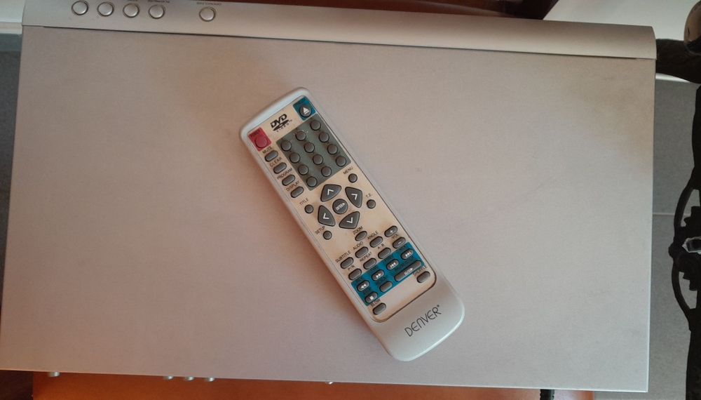 Leitor DVD DENVER Divx  228 - com comando e caixa