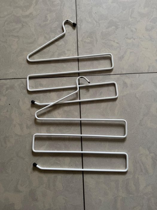 Cabides para vestuário em plastico e metal