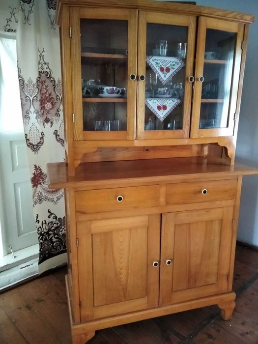 Дерев'яний сервант