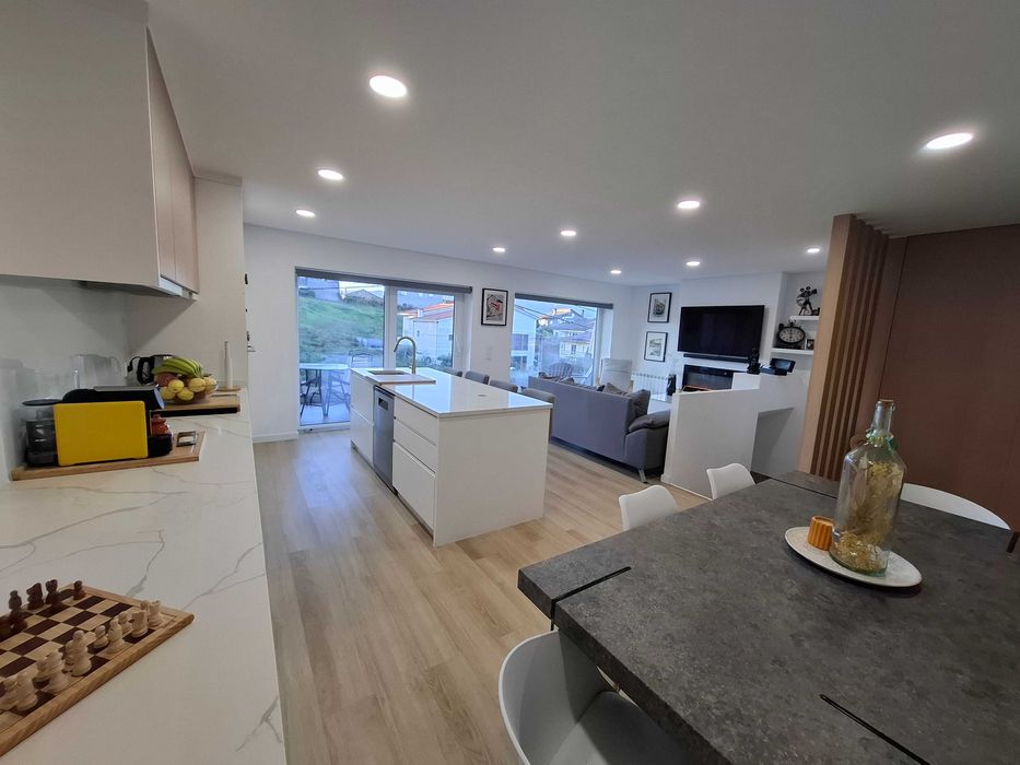 Vende se moradia V3 com 2 suites