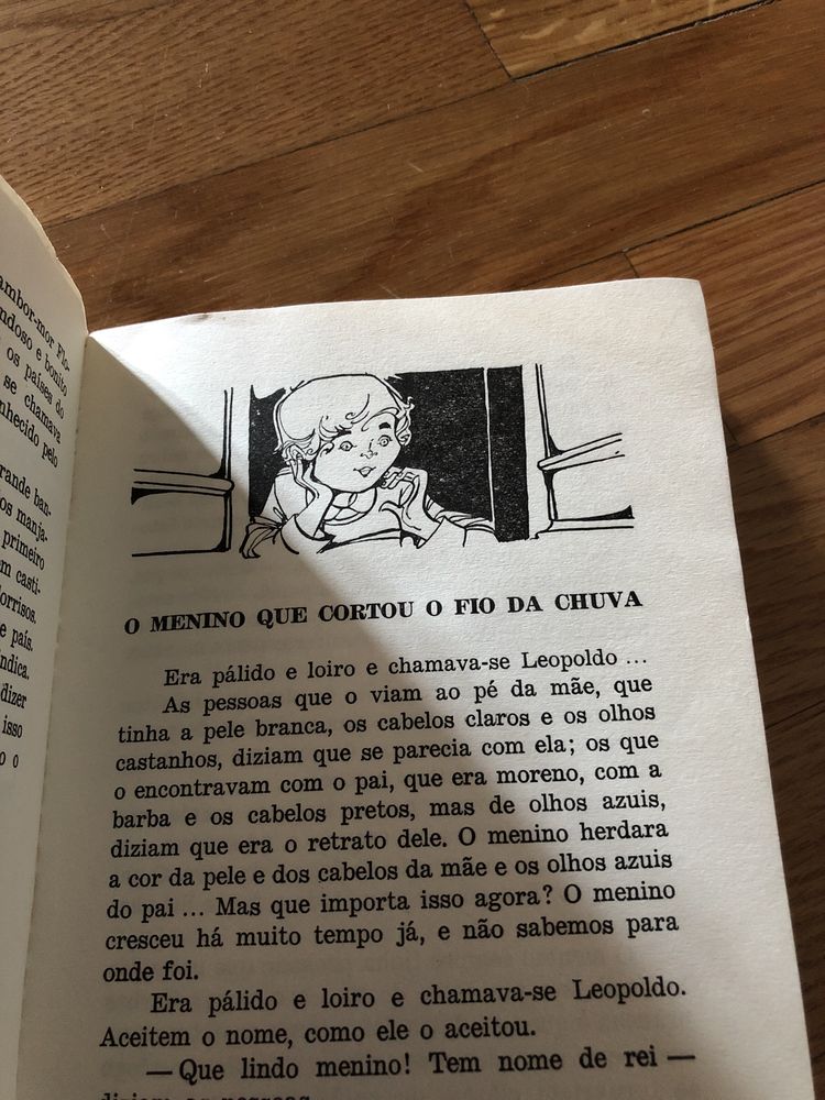 Livro com oito historias infantis