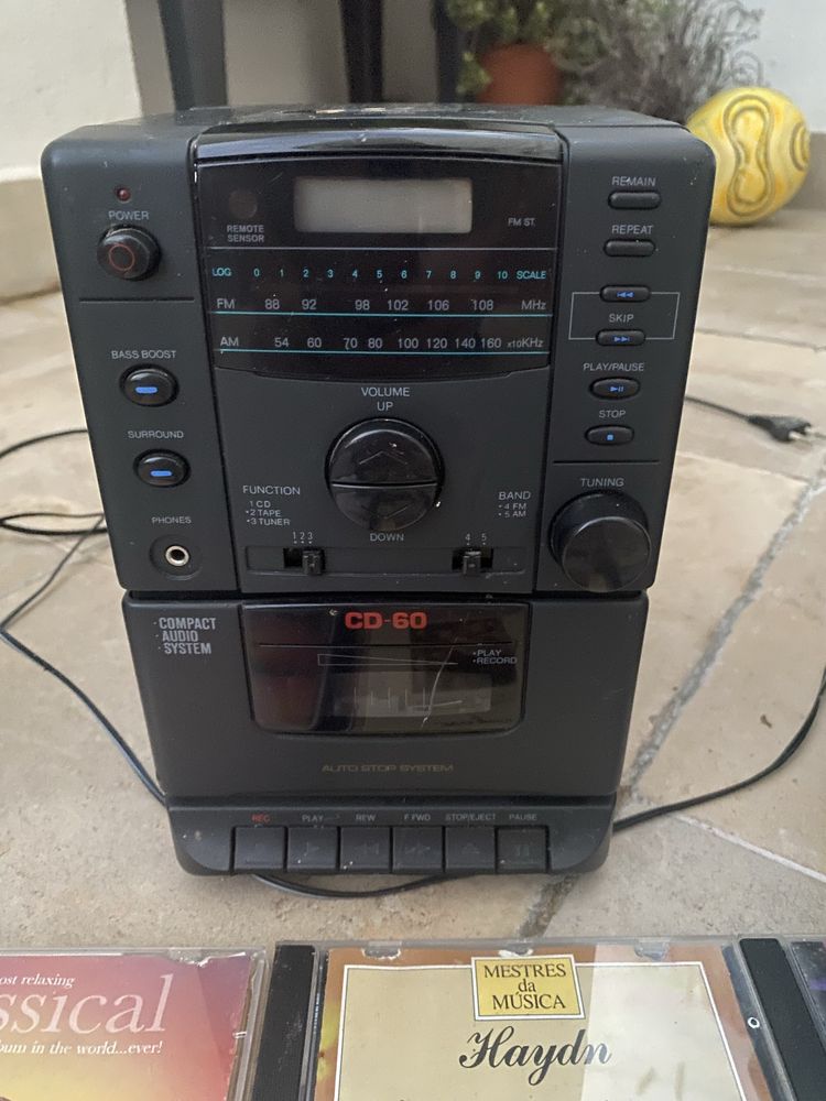 Leitor de cds e cassetes com duas colunas