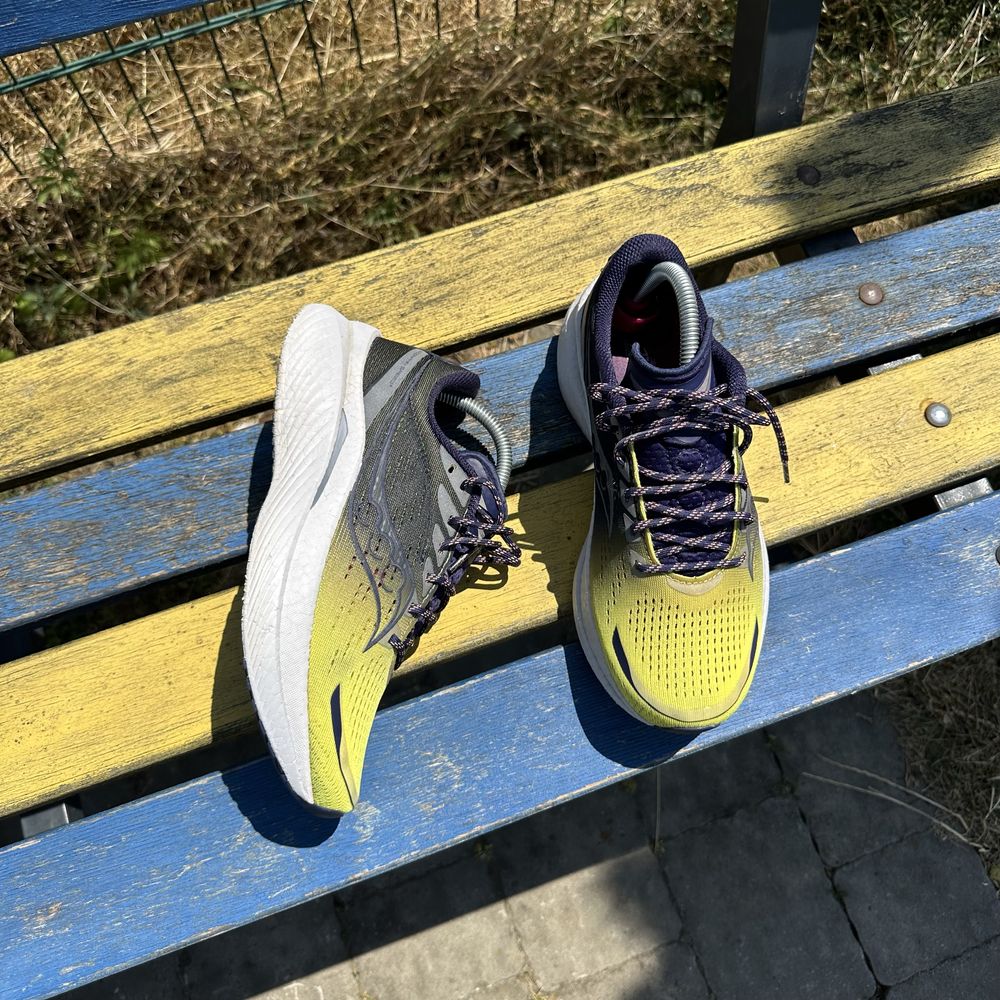 Жіночі кросівки saucony endorphin speed 3 розмір 40.5