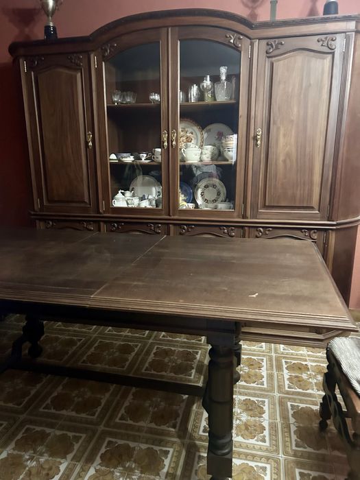 Movies, cadeiras, mesa…