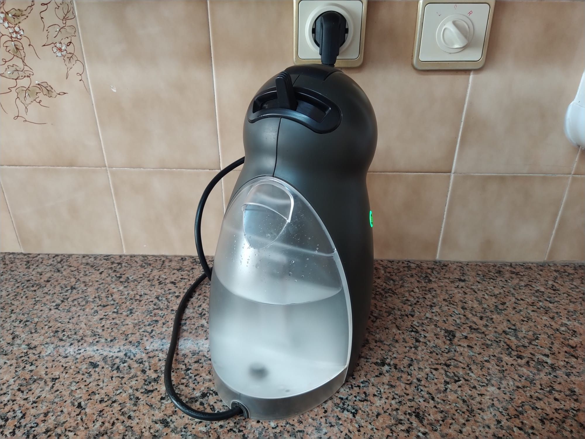 Máquina de café Dolce Gusto Krups cafeteira casa quarto apartamento.