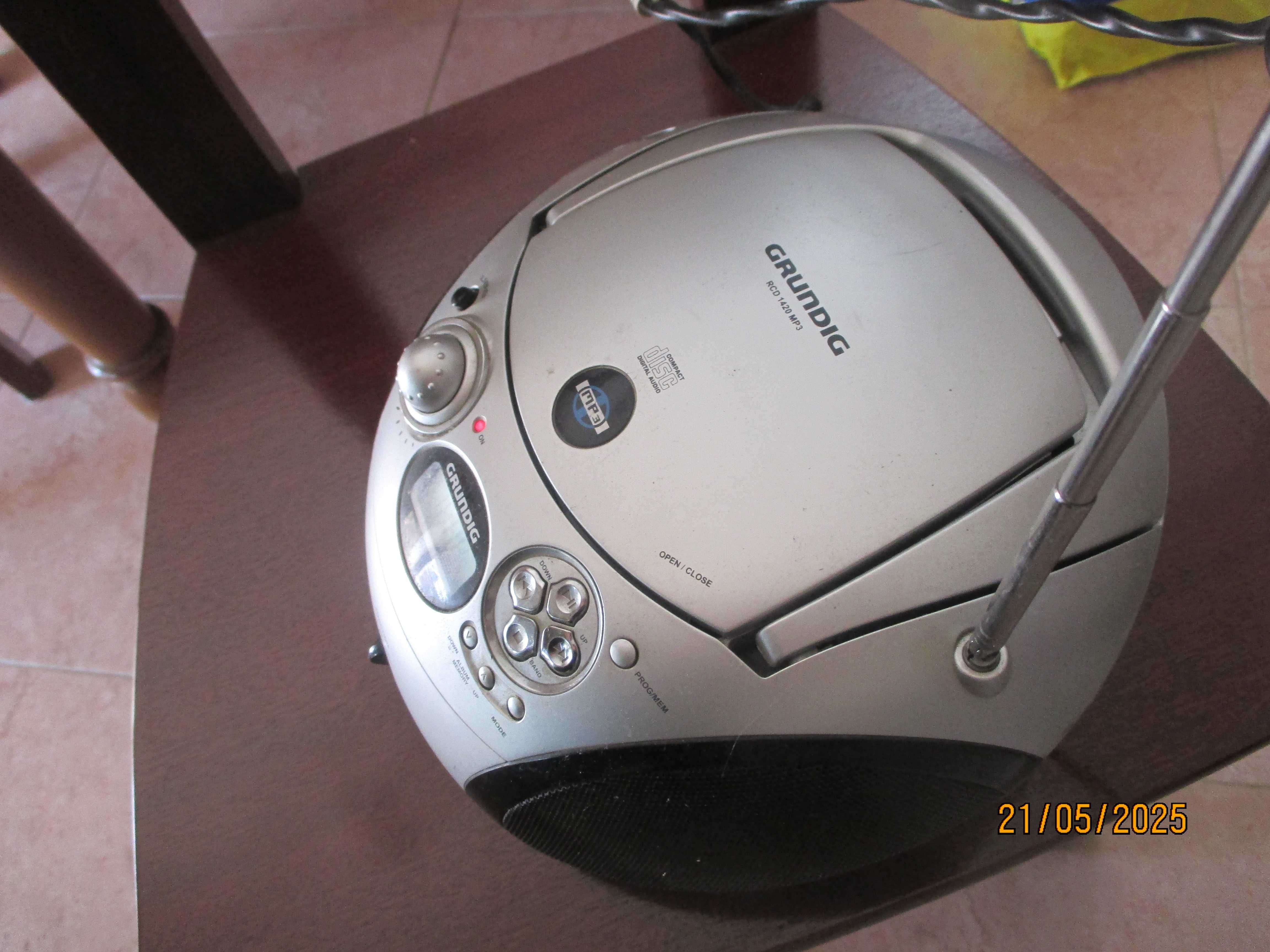 Radio e Cd redondo Grundig, ( para reparar)