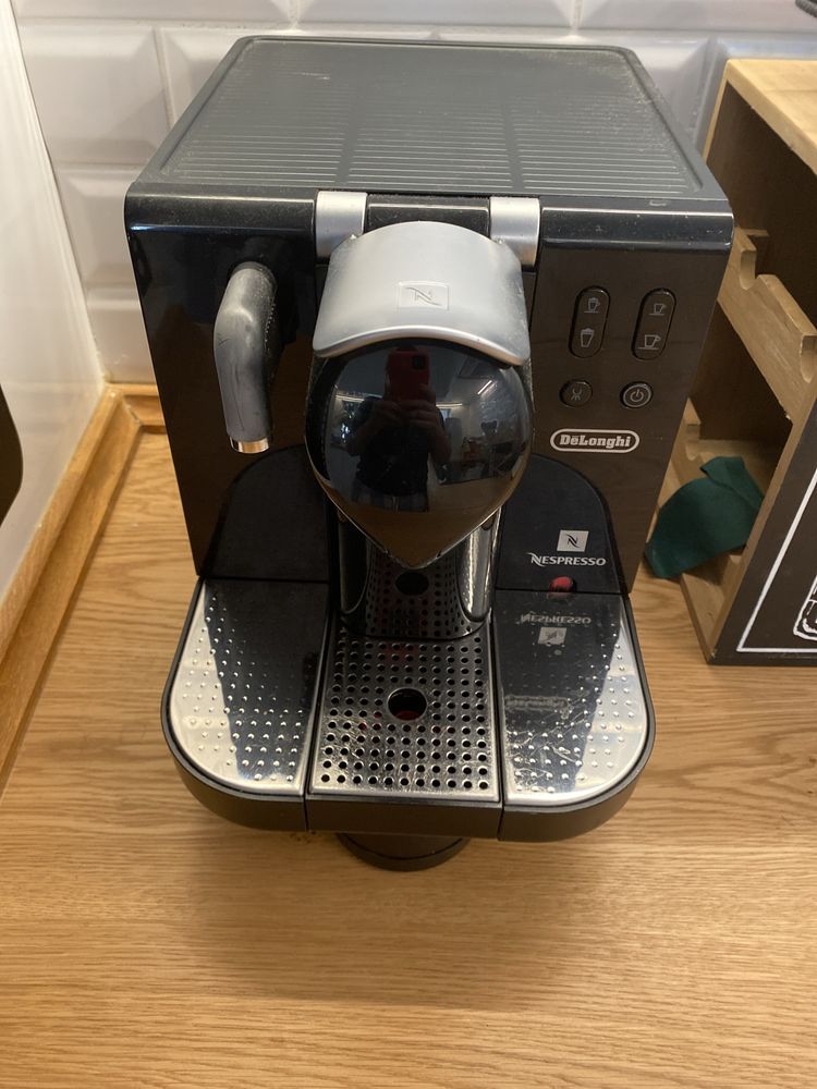 Vendo maquina de cafe Nespresso Delonghi e acessorios