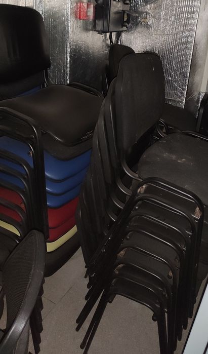 Продам офісні стільці