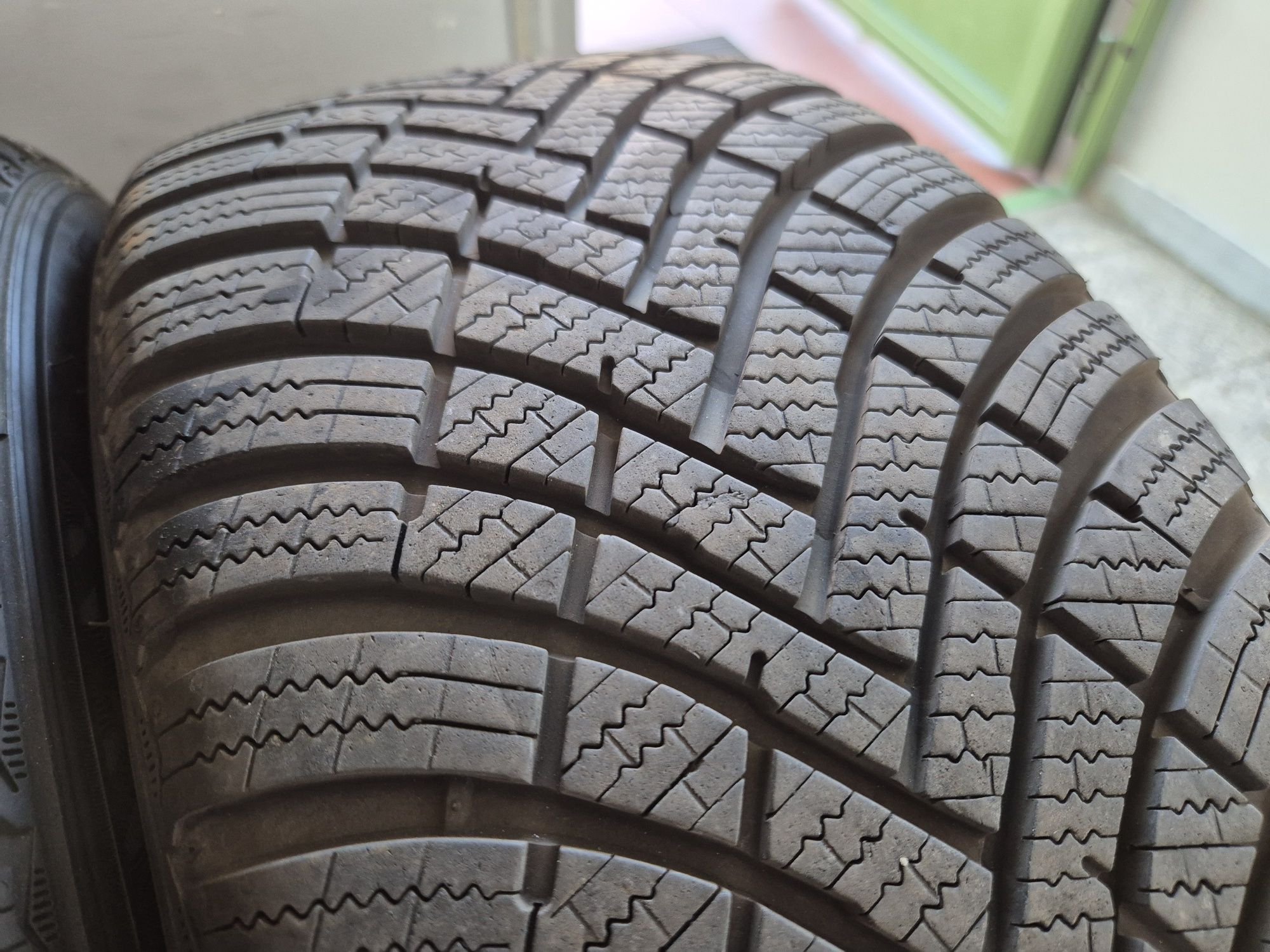 Opony zimowe hankook 2023 rok 225 45 r17 jak nowe