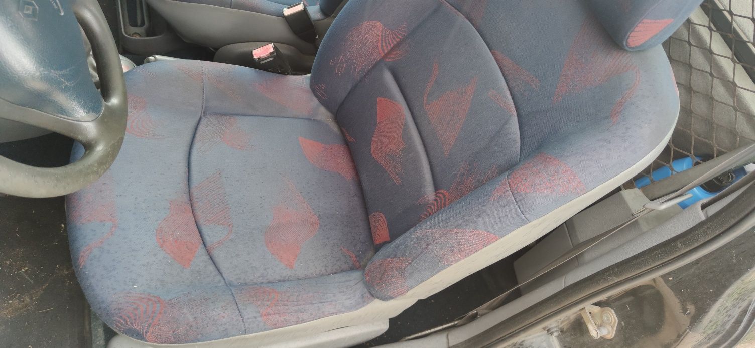 Renault Clio 1.9D com avaria