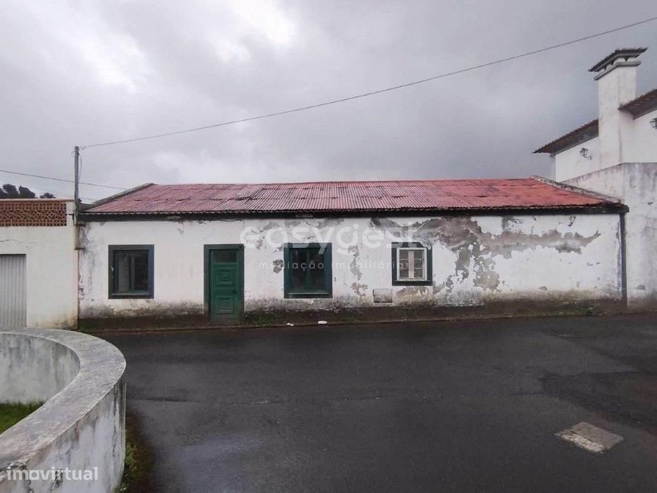 Moradia T3 com garagem Vinha Brava Angra do Heroísmo para recuperar