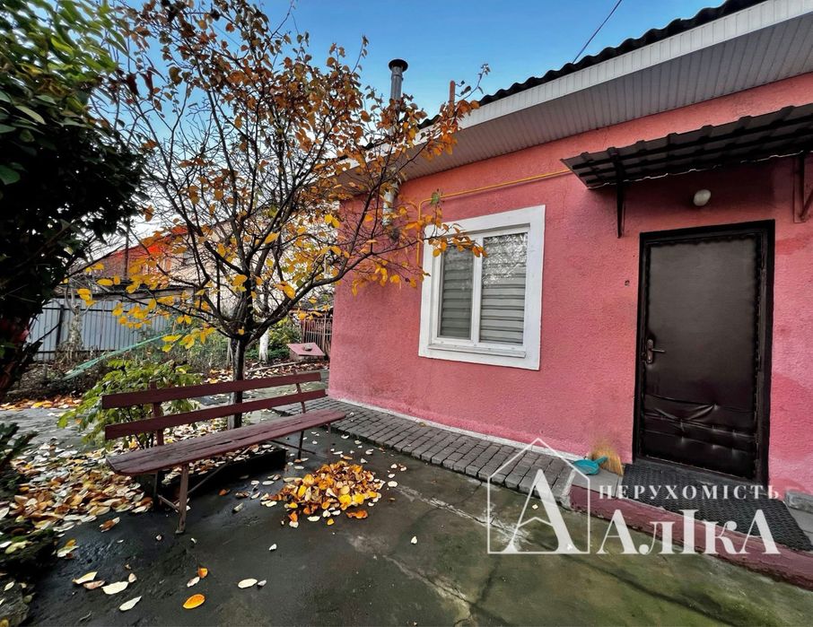 Продам частину будинку з власним двором