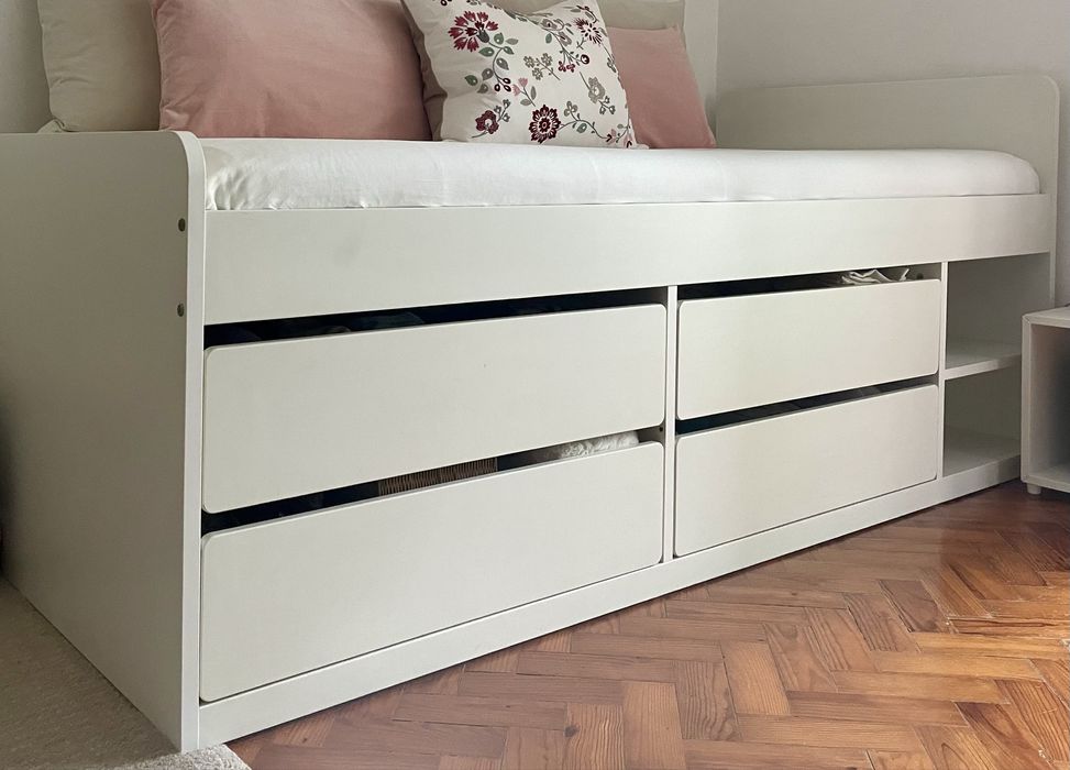 Cama Branca Com Arrumação