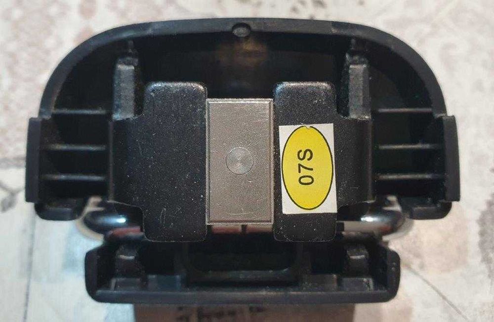 Uchwyt/mocowanie siatki bagażnikaAudi A6 C7 (11-18)