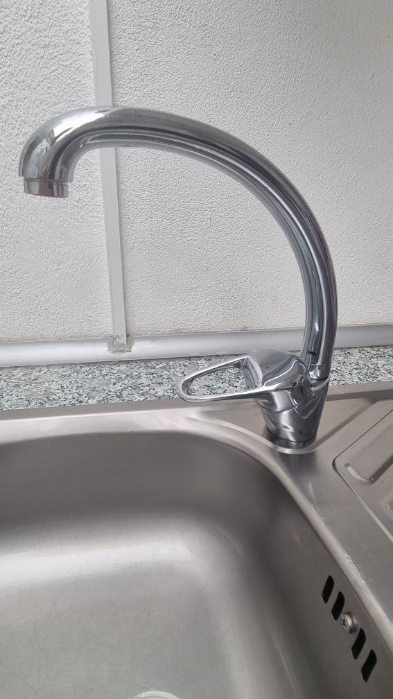 Pia/banca de cozinha com torneira