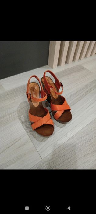 Sandały na koturnie