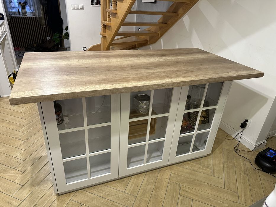 Wyspa, witryna z podswietleniem LED