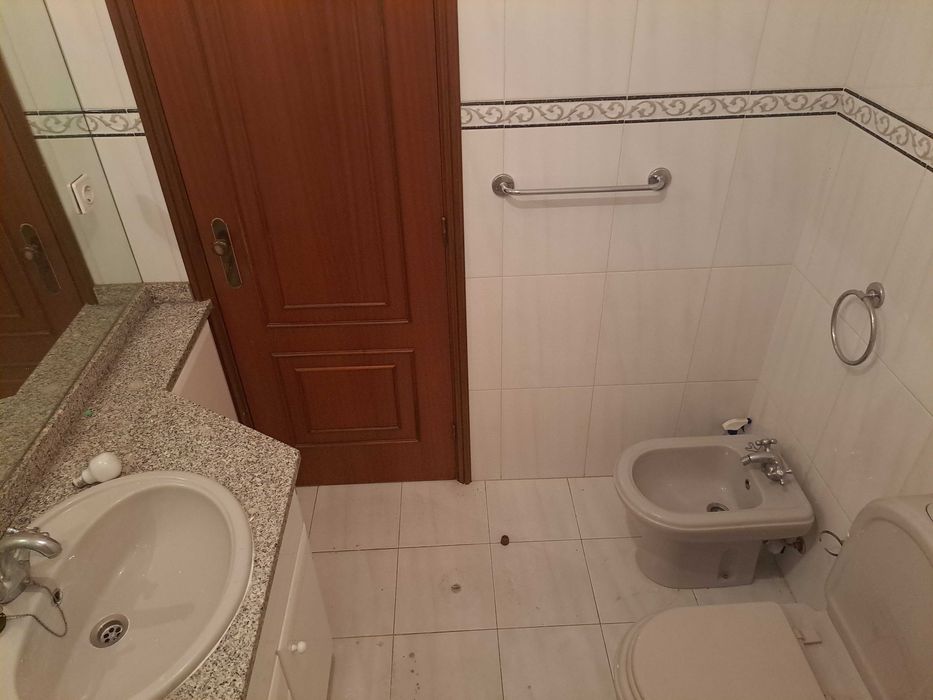 Móvel WC C/ Tampo granito + Sanita e Bidê (Como Novo) À melhor Oferta