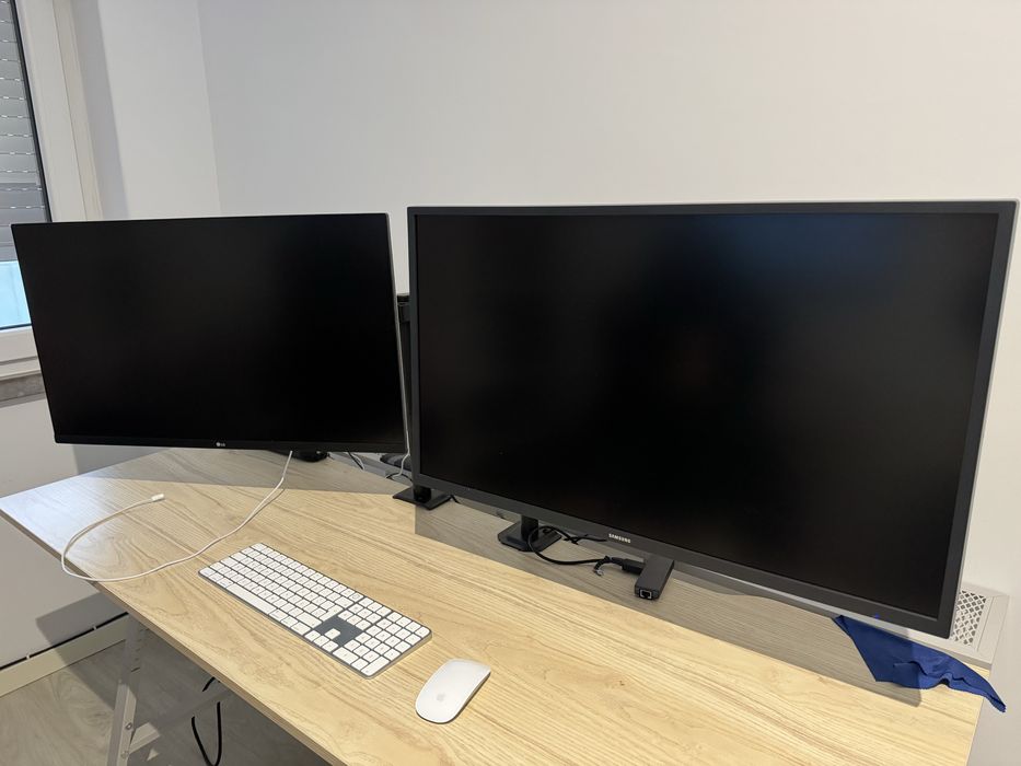 Monitores 4K Duplos de 32 polegadas - LG e Samsung - Excelente Estado