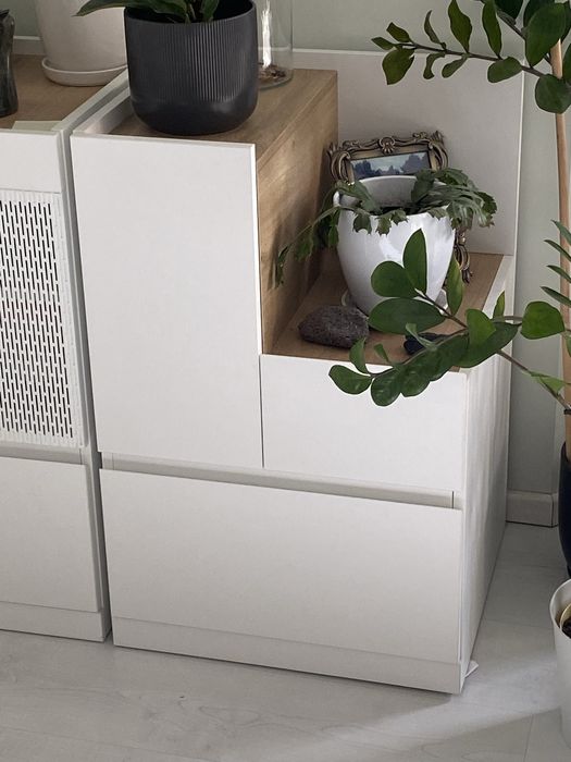 Meble Vox białe azurowe drzwiczki na gorze wykonczenie drewno kolordąb