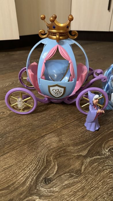 Карета з лялькою та лошадьми