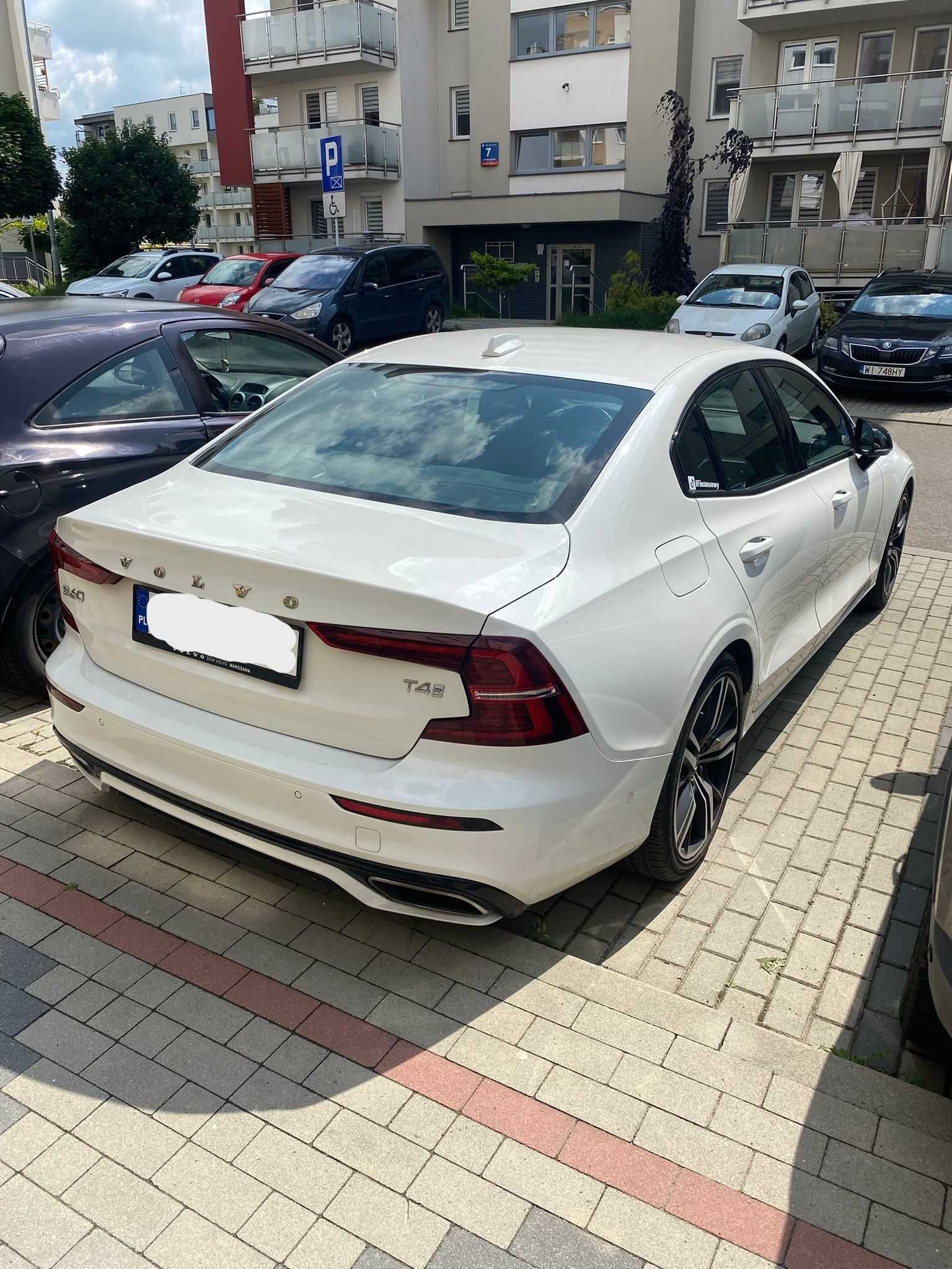 Eleganckie Volvo S60 Białe - przejazd do ślubu