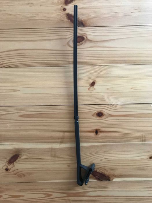 Czarny uchwyt na flagę do szyby samochodowej