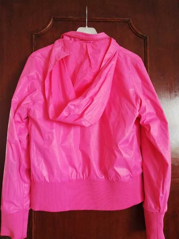 Roupa. Casaco reversível rosa.