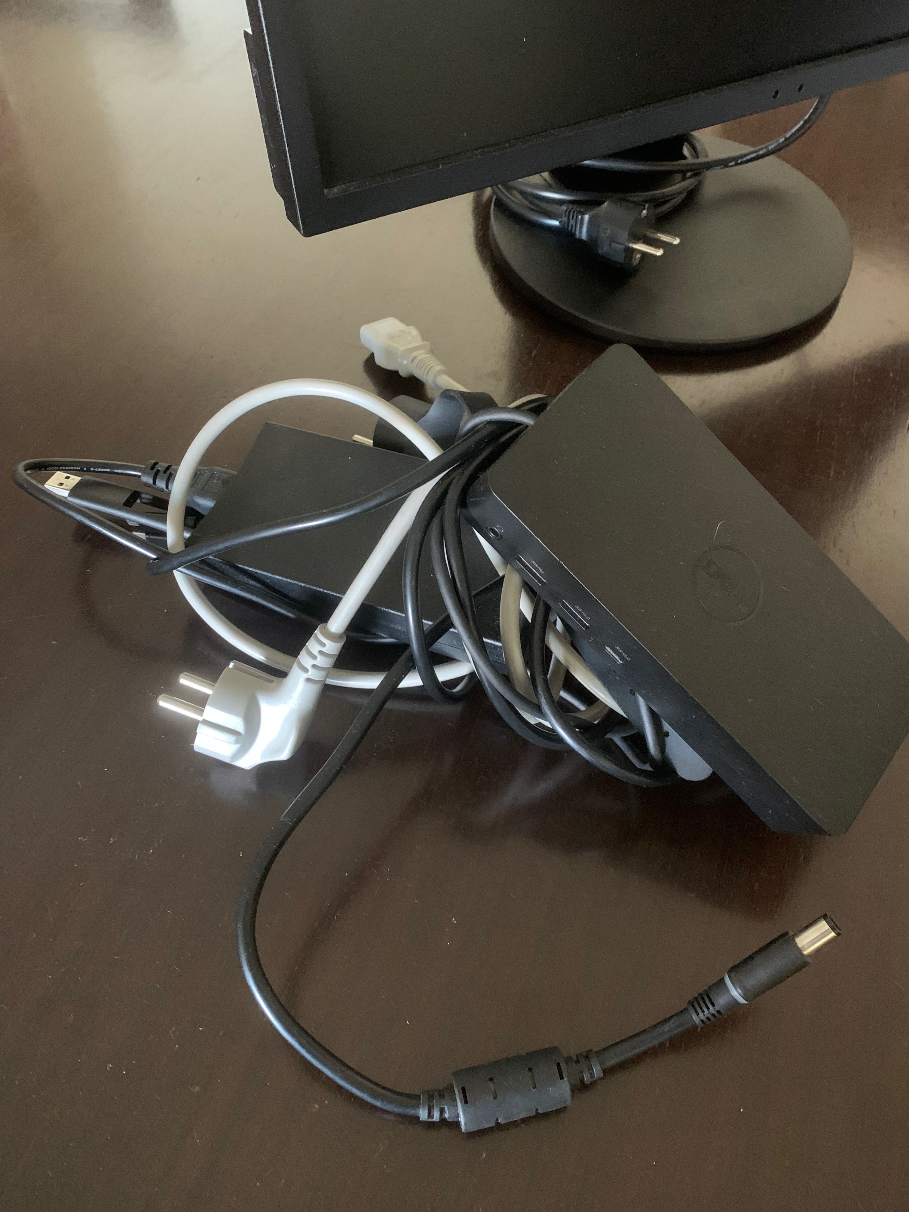 Monitor de computador cor preta em bom estado