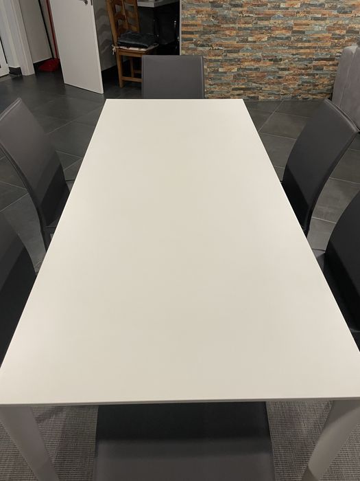 Mesa de sala de jantar BoConcept branca lacrada + 6 cadeiras cinzentas