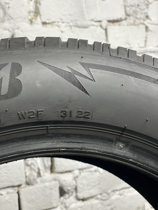 Шини Резина ЗИМА 205/60 R16 Bridgestone Blizzak LM005