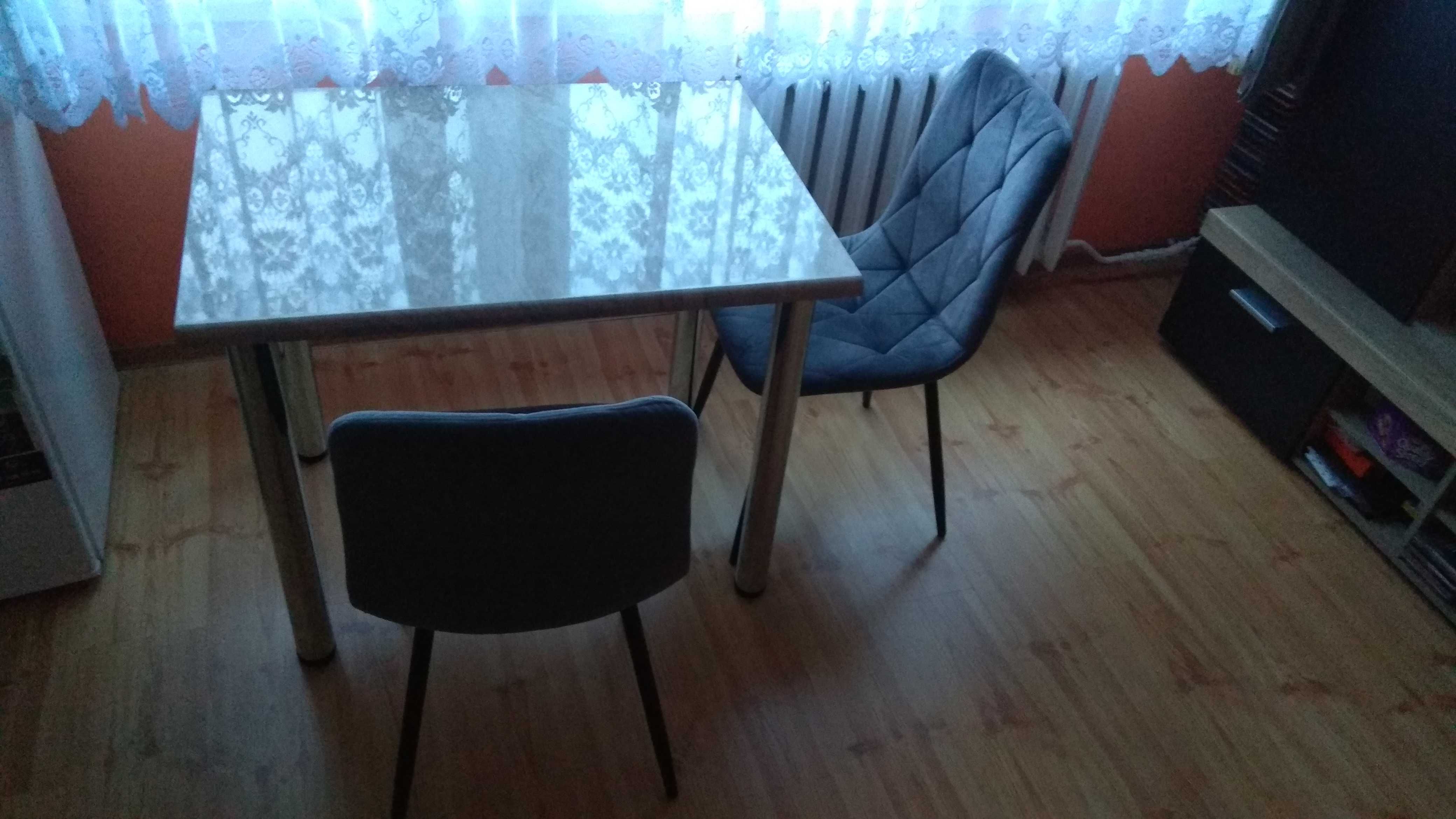 Stół z grubym solidnym blatem laminowanym