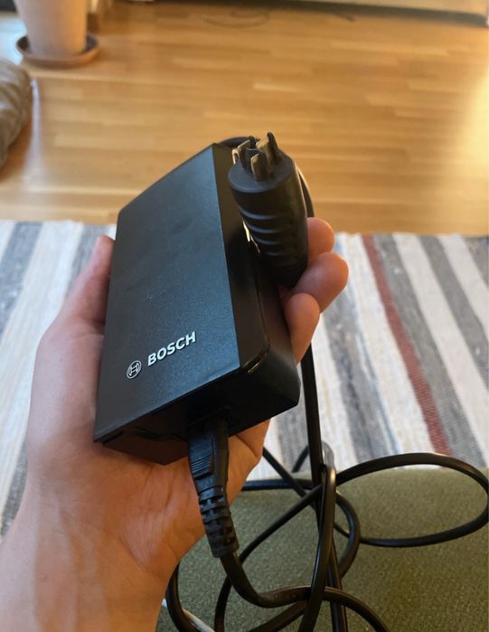 Зарядний пристрій Bosch для електро велосипеда