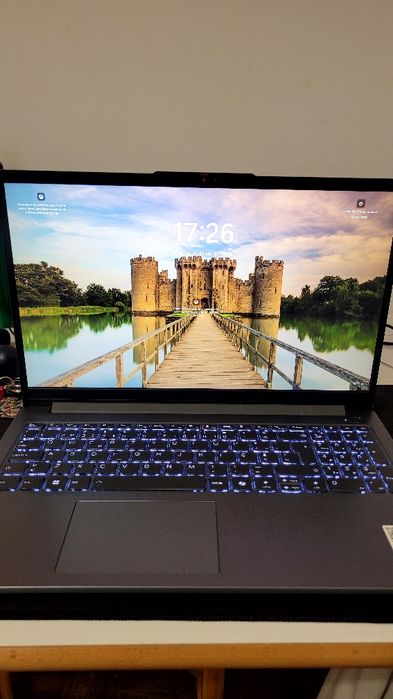 Portátil Lenovo LOQ Gaming Essential