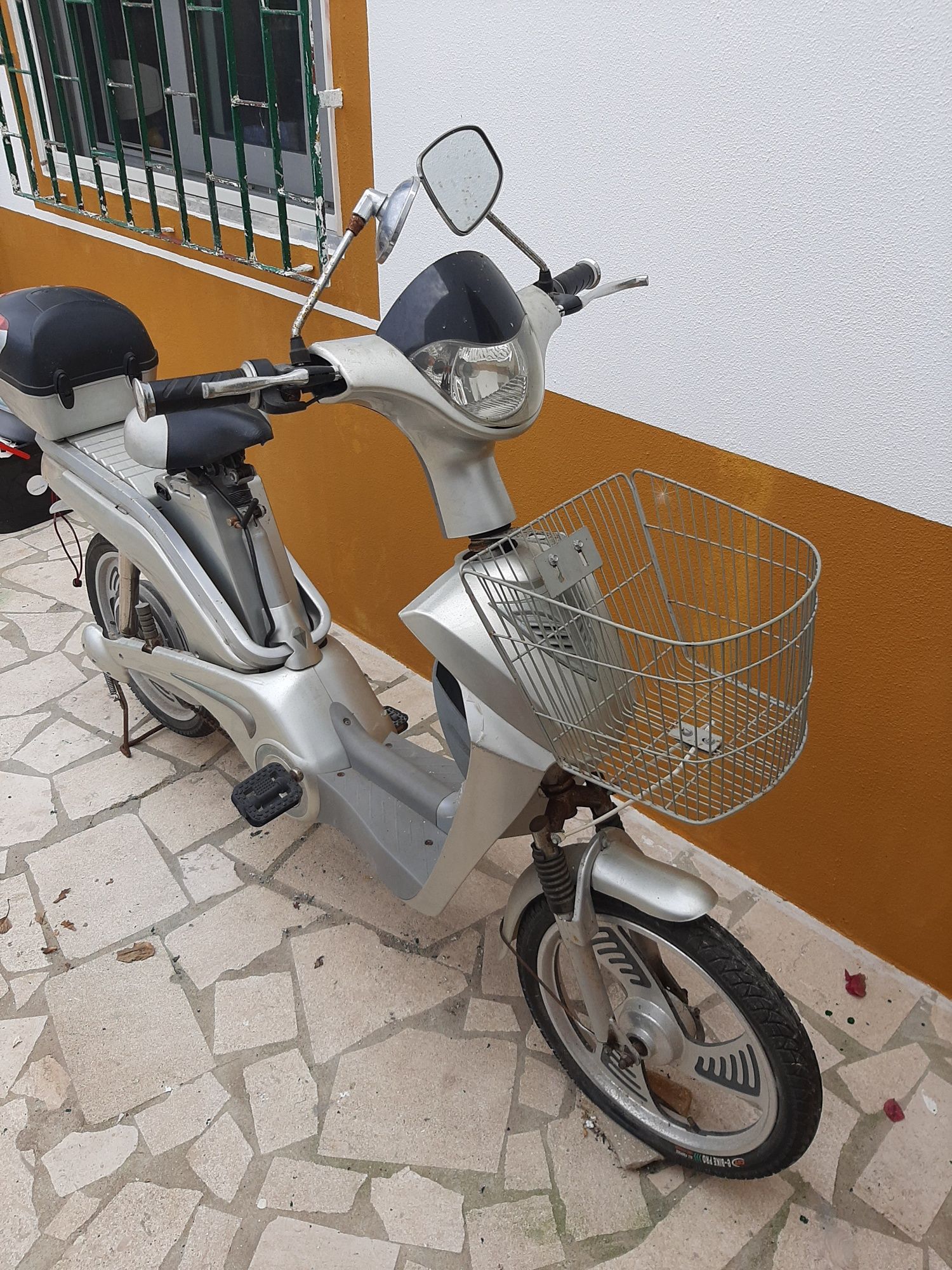 Velocípede elétrico  também sem apoio de motor com bateria