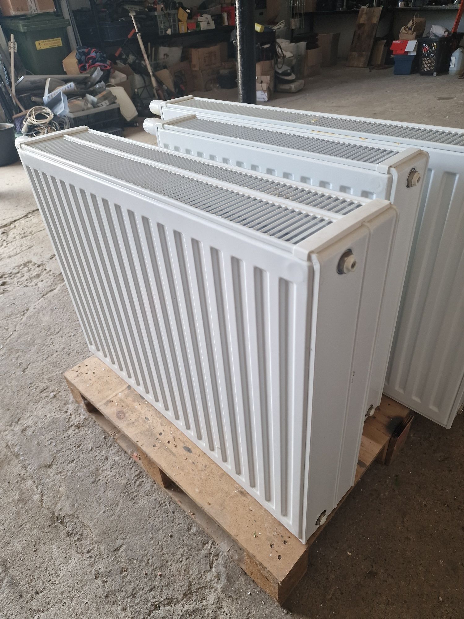 Grzejnik 80 / 60 / 16cm nowy z termostatem