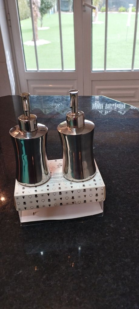 Frascos em inox doseadores de sabonete e loção
