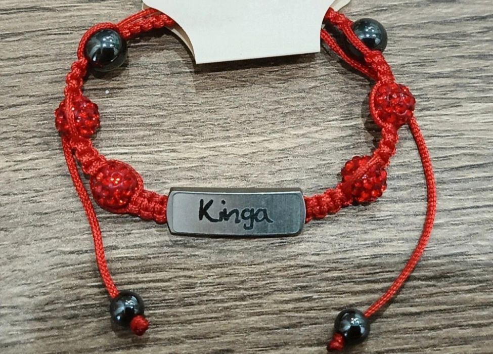 Czerwona dziecięca bransoletka z imieniem Kinga