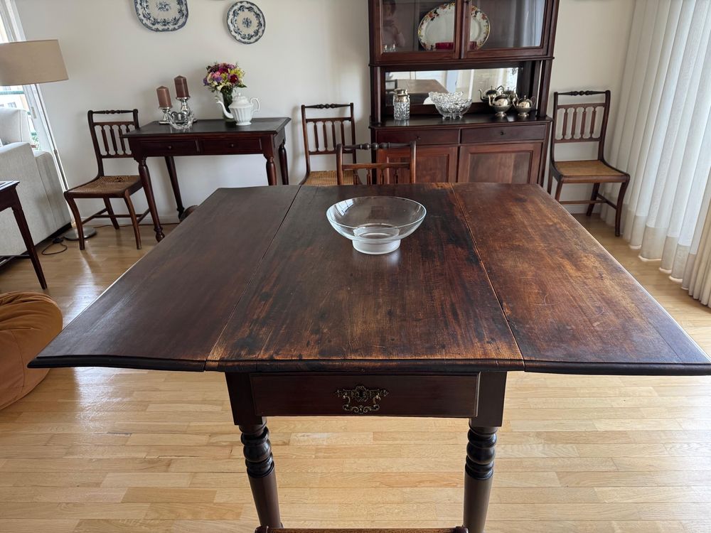Mesa de jantar em castanho