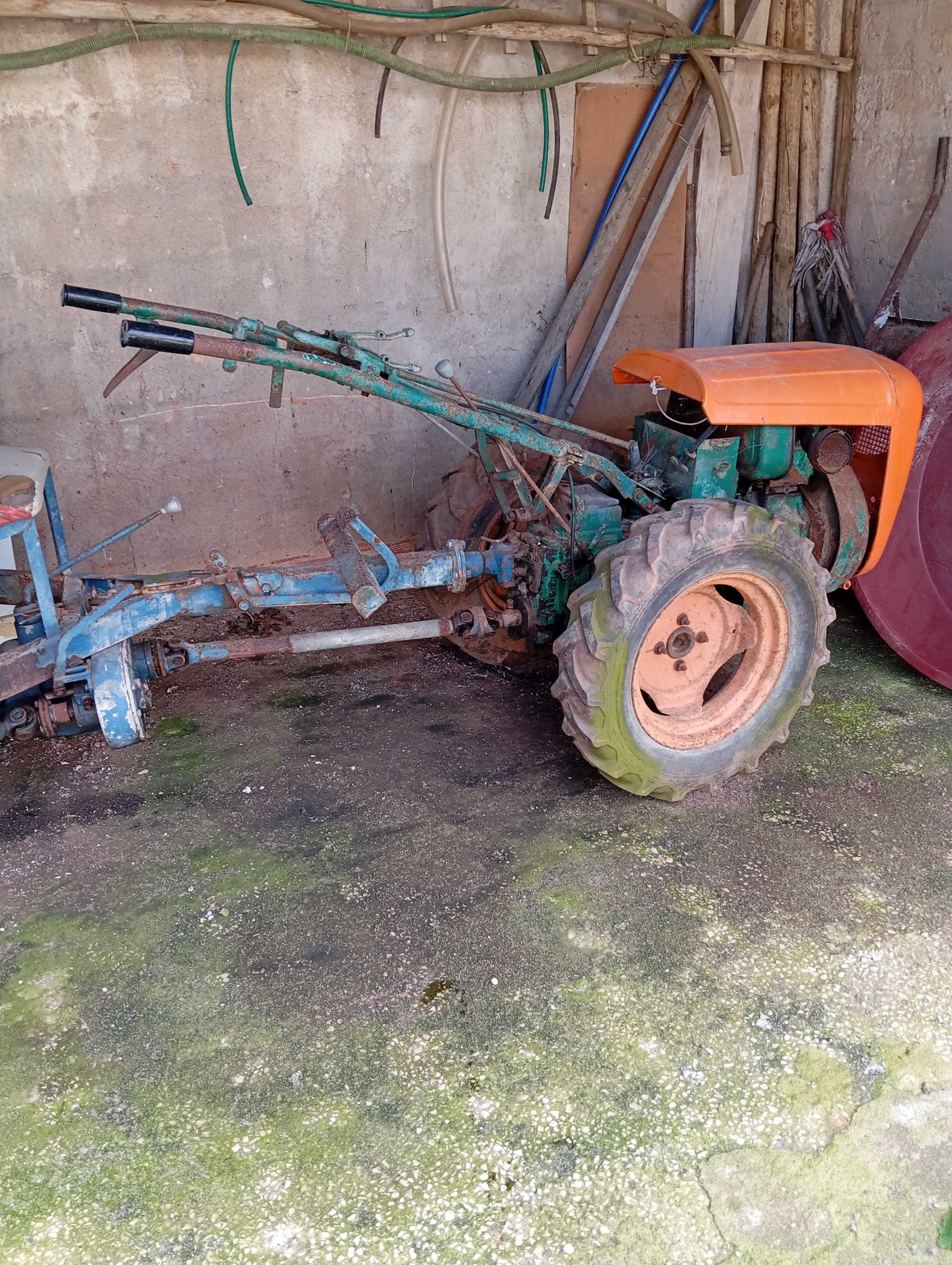 Vendo trator com depósito