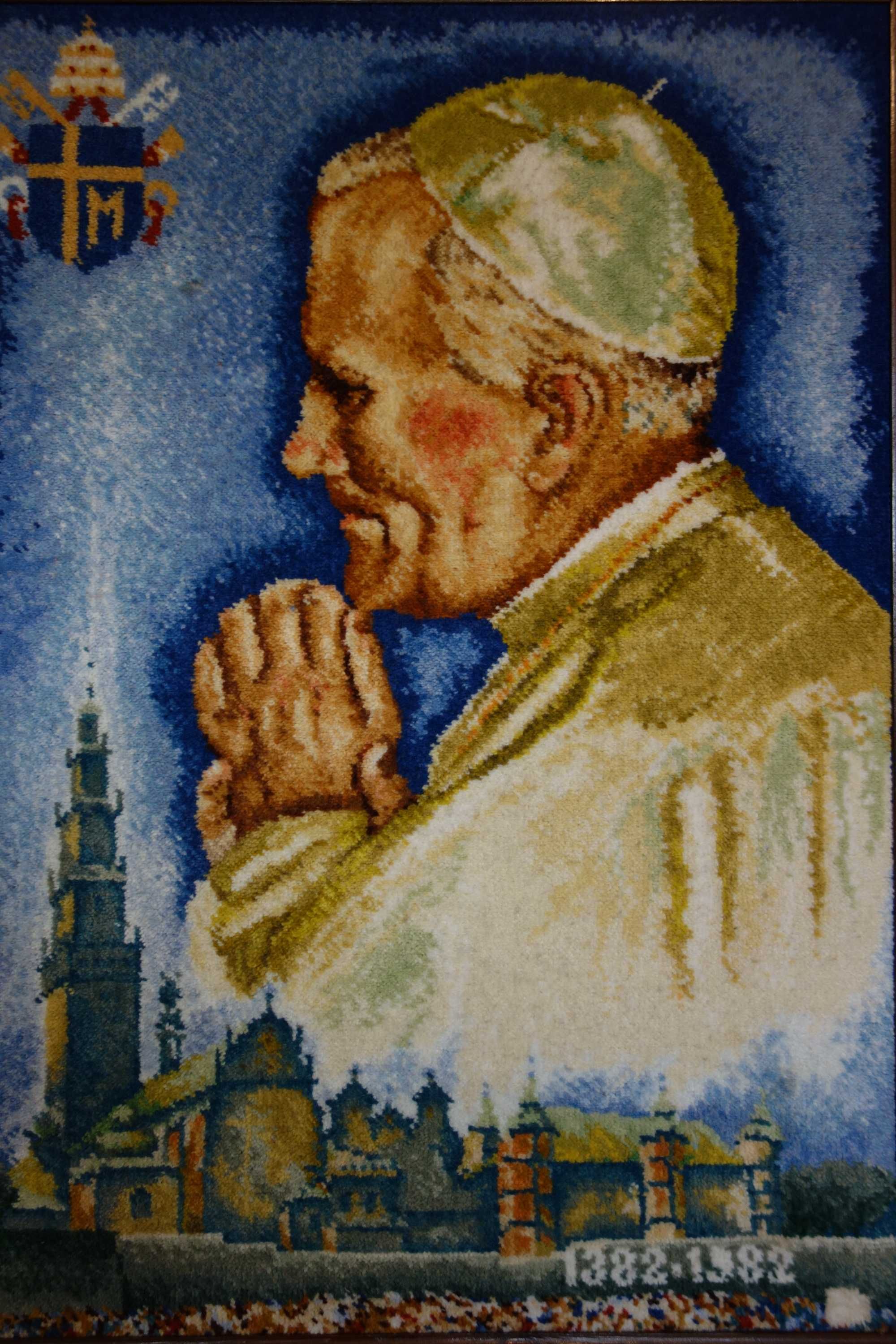 Gobelin papież Jan Paweł II w stylowej drewnianej ramie