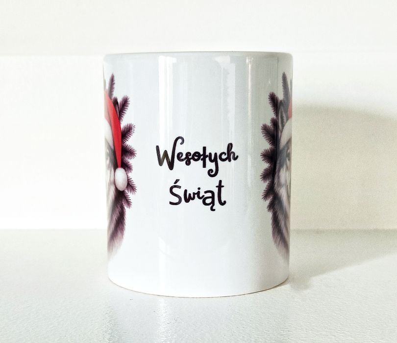 Kubek świąteczny z wilkiem w czapce Mikołaja – Wilcza Magia Świąt