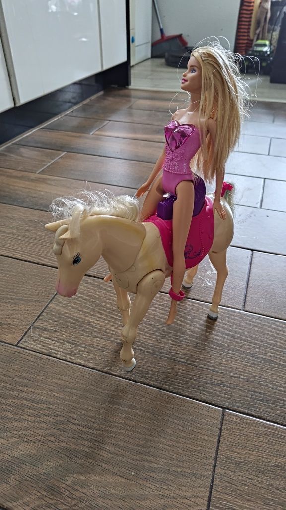 Interaktywny konik barbie Mattel rży i chodzi