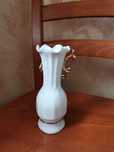 Biały ceramiczny wazonik